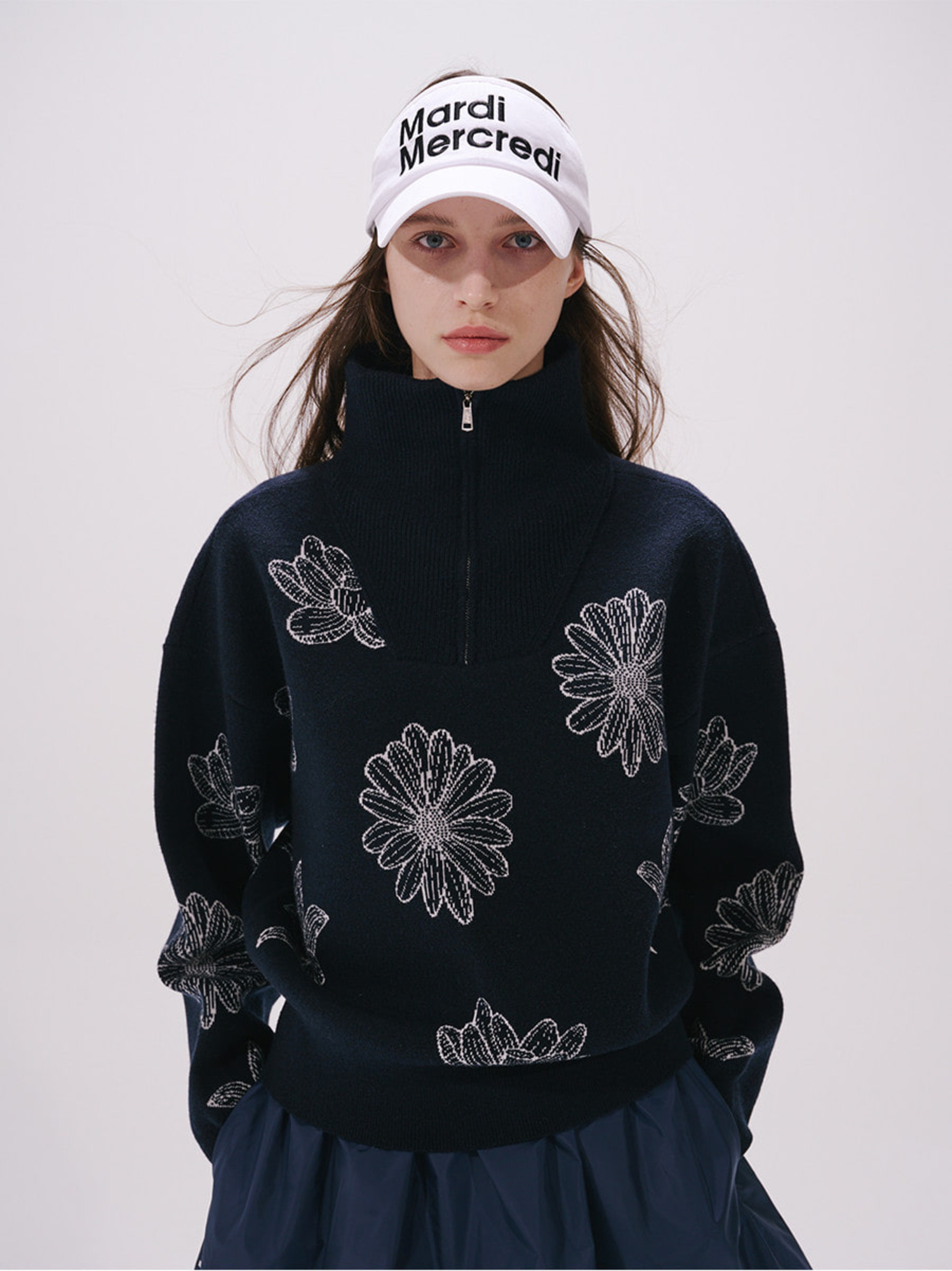 HIGH NECK KNIT ZIPUP ALL OVER FLOWERS_NAVY IVORY